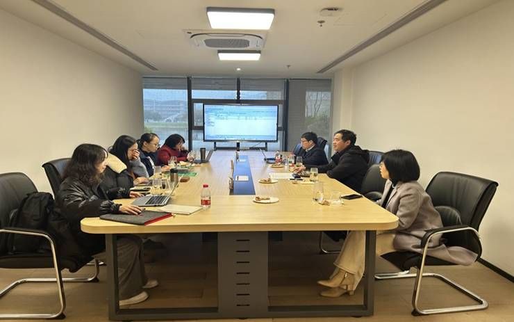 会议室里的人们 AI 生成的内容可能不正确。